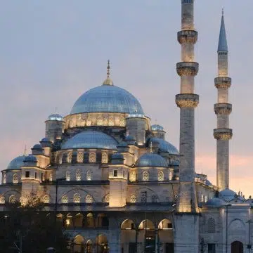 Die Blaue Moschee ist ein majestätisches osmanisches Wahrzeichen mit einer großartigen Silhouette aus sechs Minaretten aus dem 17. Jahrhundert und über 20 000 handbemalten Iznik-Kacheln, die ein monumentales Meisterwerk der kaiserlichen Architektur bilden.