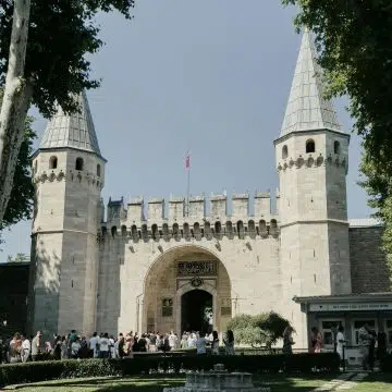 Der Topkapi-Palast ist ein majestätisches osmanisches Wahrzeichen, in dem eine große Ansammlung von Höfen, der kaiserliche Harem und die heiligen Reliquien der Schatzkammer eine monumentale Residenz bilden, die vier Jahrhunderte lang als Hauptsitz der Sultane diente.