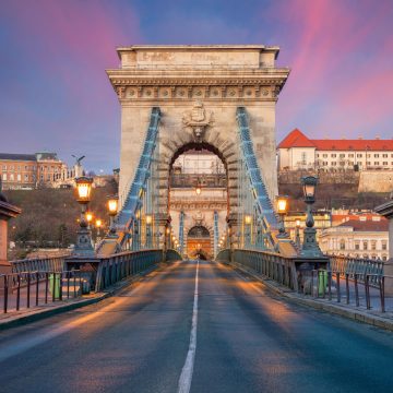 De Széchenyi Kettingbrug is een majestueuze 19e-eeuwse hangbrug die wordt bewaakt door stenen leeuwen. Het is een historische verbinding tussen Boeda en Pest en blijft een bepalend symbool van de Hongaarse nationale trots.