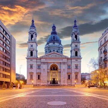 De Sint-Stefanusbasiliek is een prachtige neoklassieke kathedraal die vernoemd is naar de eerste koning van Hongarije. De kathedraal huisvest zijn gemummificeerde rechterhand en heeft een enorme koepel die een prachtig uitzicht over de stad biedt.