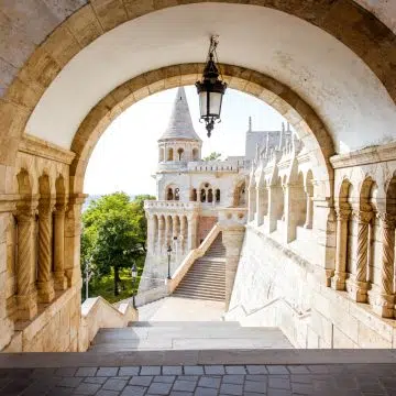 Het Vissersbastion is een prachtig neoromaans terras dat eind 19e eeuw werd gebouwd en vanuit de zeven sprookjesachtige torentjes het meest iconische panoramische uitzicht biedt over Boedapest en de Donau.