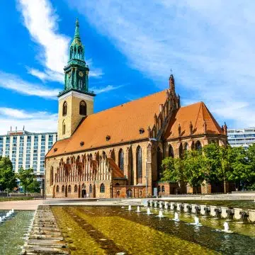 De Mariakerk is een historische gotische bezienswaardigheid in de buurt van het Alexanderplatz, waar binnen de oude bakstenen muren het middeleeuwse fresco "Dodendans" hangt.