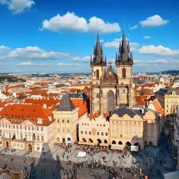 La Piazza della Città Vecchia è il cuore storico di Praga, dominata dalle guglie fiabesche della chiesa gotica di Nostra Signora prima di Týn.