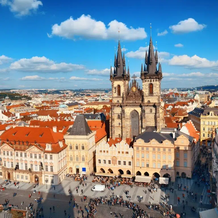 Caccia al tesoro e tour autoguidato a Praga 2 La Piazza della Città Vecchia è il cuore storico di Praga, dominata dalle guglie fiabesche della chiesa gotica di Nostra Signora prima di Týn.