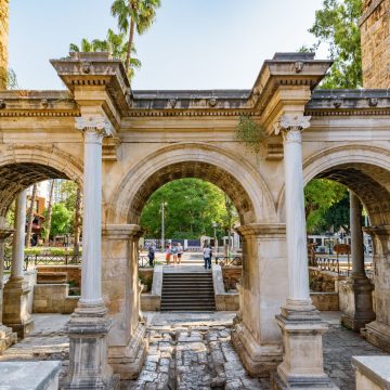 Este majestoso portal de mármore com três arcos foi construído em 130 d.C. para homenagear o imperador romano Adriano e ainda hoje é uma entrada deslumbrante para a histórica cidade velha de Antália.