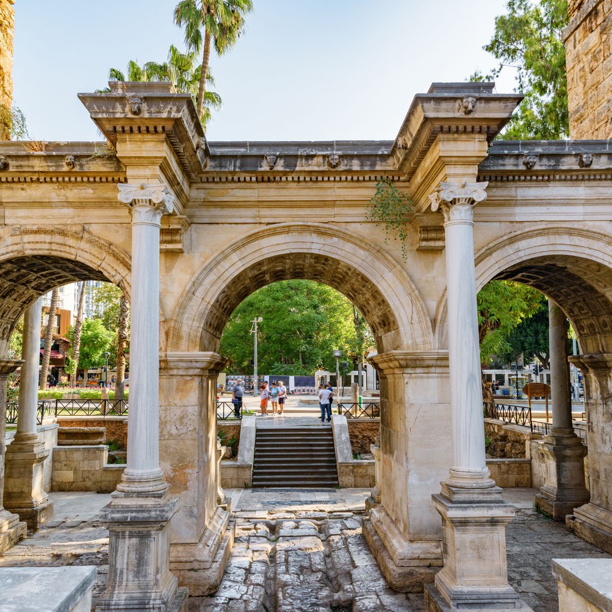 Caça ao tesouro e visita autoguiada a Antália 2 Este majestoso portal de mármore com três arcos foi construído em 130 d.C. para homenagear o imperador romano Adriano e ainda hoje é uma entrada deslumbrante para a histórica cidade velha de Antália.