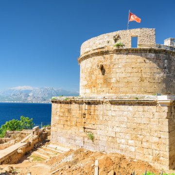 Empoleirada na orla do Parque Karaalioglu, esta antiga torre cilíndrica de pedra data do século II e oferece vistas espectaculares sobre o cintilante Mar Mediterrâneo e as escarpadas Montanhas Taurus.
