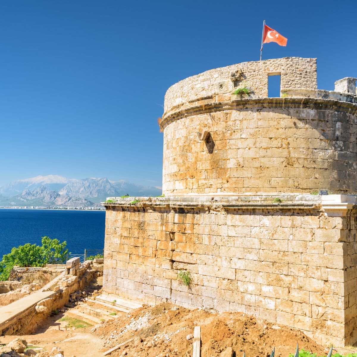 Caça ao tesouro e visita autoguiada a Antália 3 Empoleirada na orla do Parque Karaalioglu, esta antiga torre cilíndrica de pedra data do século II e oferece vistas espectaculares sobre o cintilante Mar Mediterrâneo e as escarpadas Montanhas Taurus.