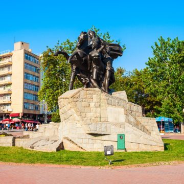Esta vibrante e extensa praça principal é a pulsação de Antália, onde se encontra o majestoso Monumento Atatürk e oferece vistas panorâmicas sobre o porto histórico e o Mar Mediterrâneo.