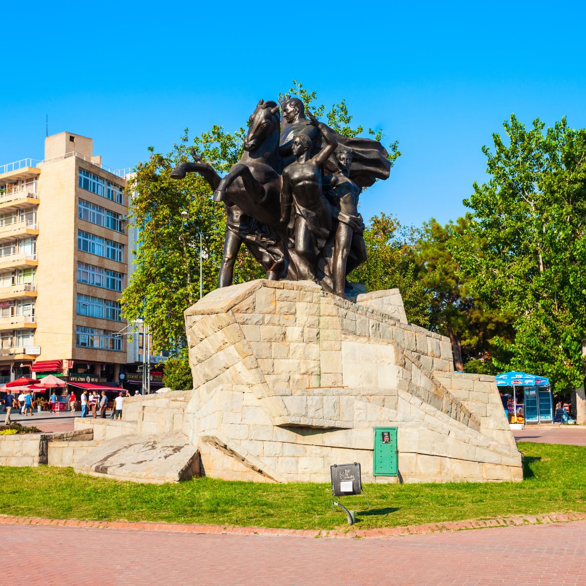 Caça ao tesouro e visita autoguiada a Antália 4 Esta vibrante e extensa praça principal é a pulsação de Antália, onde se encontra o majestoso Monumento Atatürk e oferece vistas panorâmicas sobre o porto histórico e o Mar Mediterrâneo.