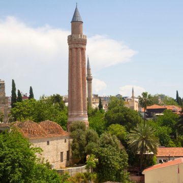 Definida pelo seu espetacular minarete canelado de 38 metros de altura, a histórica Mesquita Yivli Minare é uma obra-prima do século XIII que é um símbolo emblemático de Antália.
