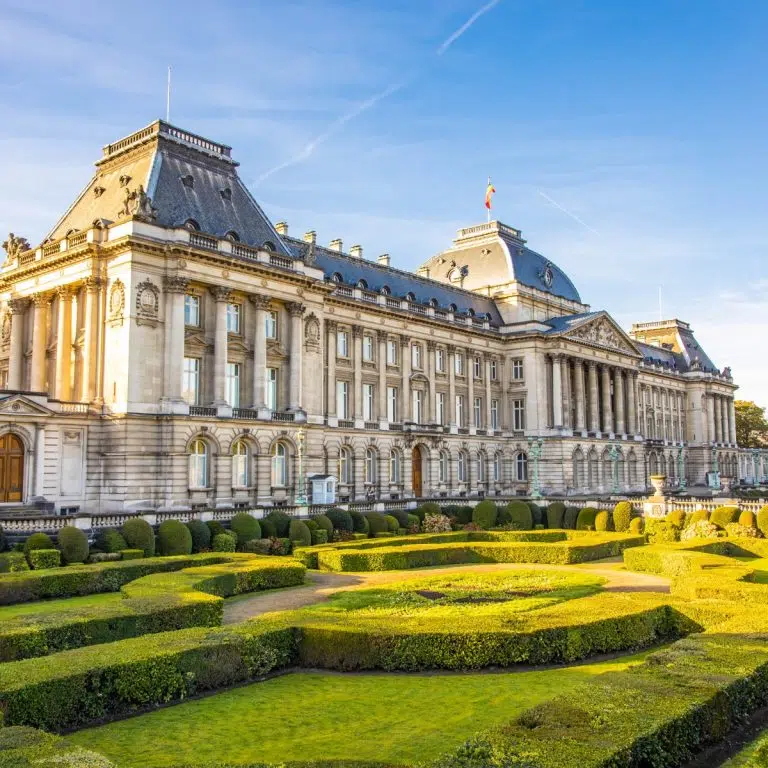Speurtocht en zelfstandige rondleiding door Brussel 6 Het Koninklijk Paleis van Brussel staat symbool voor de Belgische constitutionele monarchie, met een grootse neoklassieke gevel die uitkijkt over het historische Park van Brussel.