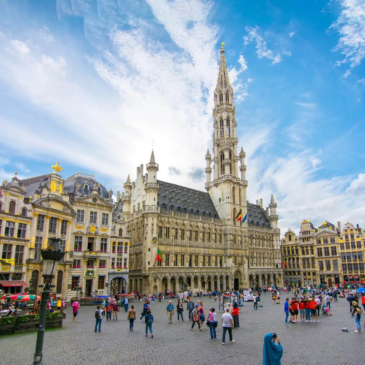 Schnitzeljagd und selbstgeführte Tour durch Brüssel 5 Der Grand Place gehört zum UNESCO-Weltkulturerbe und ist bekannt für seine opulenten Rathäuser und das beeindruckende gotische Rathaus, das den Höhepunkt der architektonischen Harmonie des späten 17. Jahrhunderts darstellt.