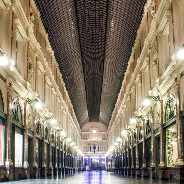 Speurtocht en rondleiding op eigen houtje door Brussel 4 De Koninklijke Sint-Hubertusgalerijen is een weelderige 19e-eeuwse winkelgalerij met een groot glazen dak en elegante Italiaanse gevels waarin enkele van de beste chocolatiers van Brussel zijn gevestigd.