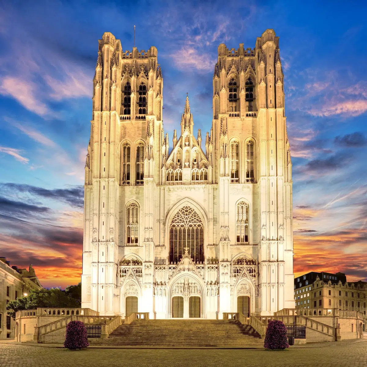 Schnitzeljagd und selbstgeführte Tour durch Brüssel 3 Die Kathedrale St. Michael und St. Gudula ist ein majestätisches gotisches Wahrzeichen, dessen Zwillingstürme und atemberaubende Glasmalereien aus dem 16. Jahrhundert Brüssel seit dem 13.