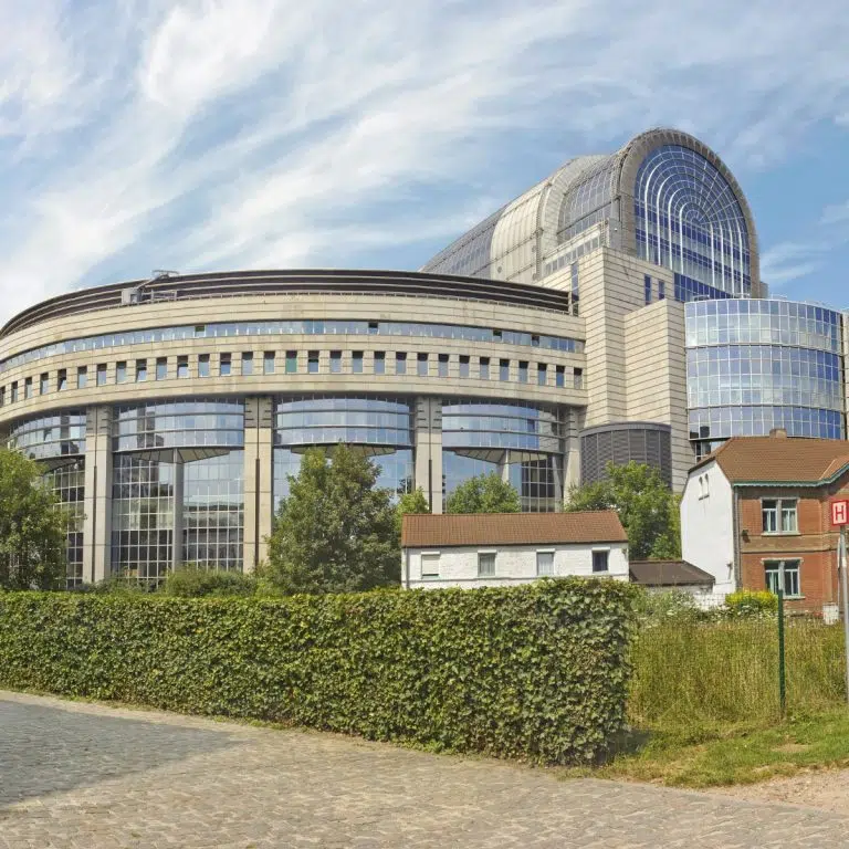 Speurtocht en rondleiding op eigen houtje door Brussel 2 Het Luxemburgplein is een levendig neoklassiek knooppunt in het hart van de Europese wijk, gedomineerd door de historische gevel van het voormalige station van de Leopoldwijk.