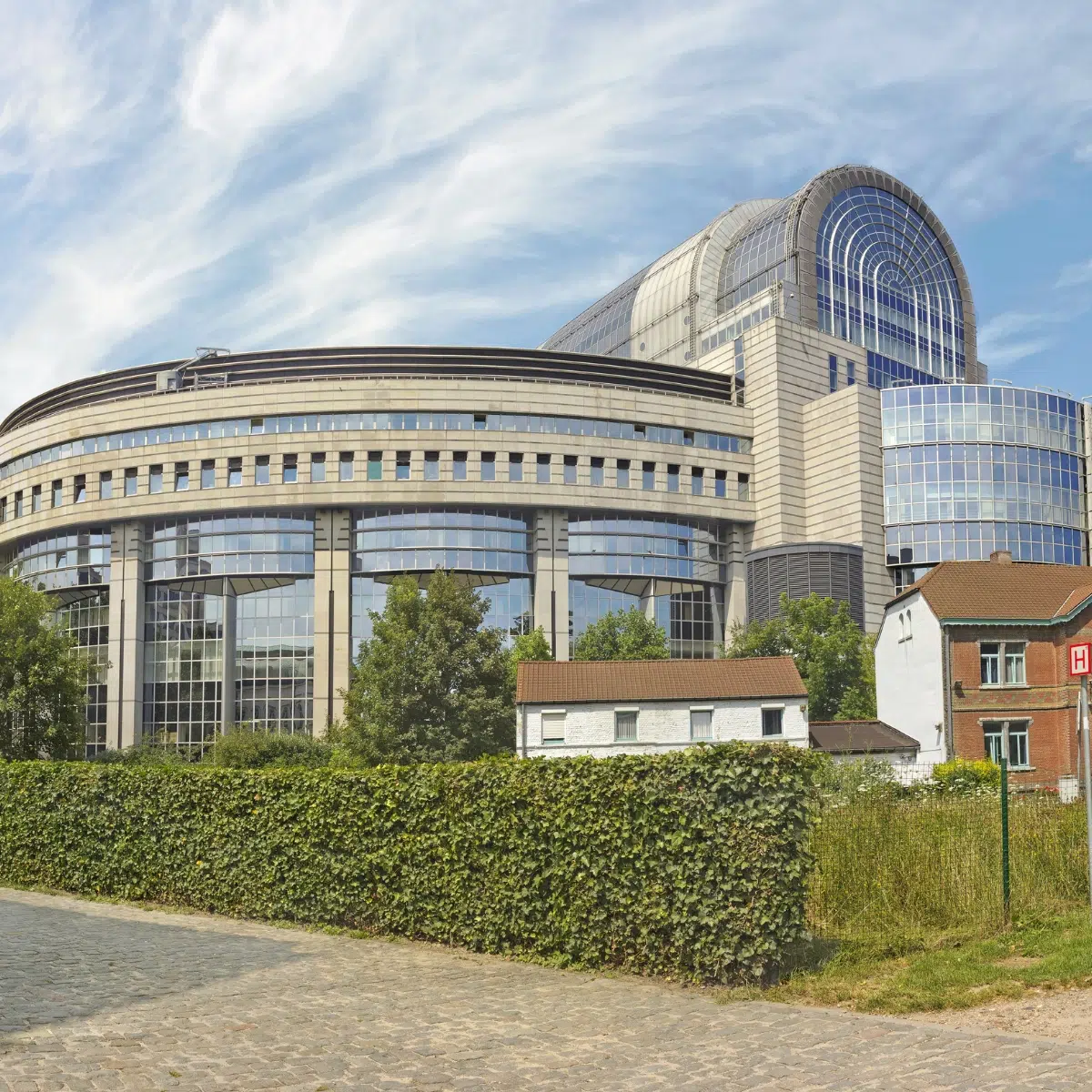 Schnitzeljagd und selbstgeführte Tour durch Brüssel 2 Der Luxemburger Platz ist ein pulsierendes neoklassizistisches Zentrum im Herzen des Europaviertels, das von der historischen Fassade des ehemaligen Leopold-Viertel-Bahnhofs dominiert wird.