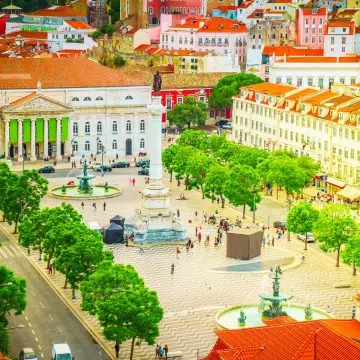 Der Rossio-Platz ist das lebendige Herz Lissabons mit seinen großen Springbrunnen und dem charakteristischen wellenförmigen Kalksteinpflaster, das seit Jahrhunderten als zentraler Treffpunkt der Stadt dient.