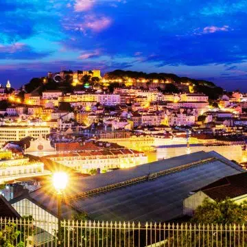 Der Miradouro de São Pedro de Alcântara ist eine wunderschöne, landschaftlich gestaltete Terrasse in Lissabon, von der aus man einen atemberaubenden Panoramablick über die Stadt bis hin zur St.-Georgs-Burg und dem Tejo hat.
