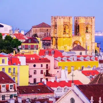 Die Kathedrale von Lissabon ist die älteste und symbolträchtigste Kirche der Stadt mit einer beeindruckenden, festungsartigen Fassade, die seit ihrem Bau im Jahr 1147 zahlreichen Erdbeben standgehalten hat.
