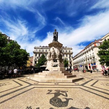 Das Camões-Denkmal ist eine große Bronzestatue zu Ehren des portugiesischen Nationaldichters, umgeben von Figuren, die die reiche literarische und maritime Geschichte des Landes repräsentieren.
