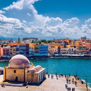 Built in the 17th century along the Venetian Harbor, the Küçük Hasan Mosque (Mosque of the Janissaries) is Chania's oldest Ottoman monument, recognized by its distinctive cluster of pastel domes.