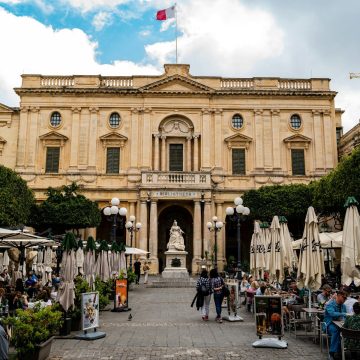 De Nationale Bibliotheek van Malta is een van de meest elegante historische gebouwen van Valletta, waar eeuwen aan zeldzame manuscripten en archieven zijn ondergebracht in een prachtig 18e-eeuws barok paleis dat uitkijkt over Republic Square.