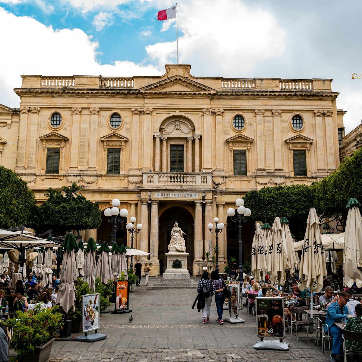 Speurtocht en rondleiding op eigen houtje door Valletta 6 De Nationale Bibliotheek van Malta is een van de meest elegante historische gebouwen van Valletta, waar eeuwen aan zeldzame manuscripten en archieven zijn ondergebracht in een prachtig 18e-eeuws barok paleis dat uitkijkt over Republic Square.