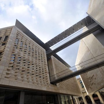 Het Parlementsgebouw is een opvallend modern monument in het hart van Valletta, dat hedendaagse architectuur combineert met de historische stadsmuren van Malta en dient als de thuisbasis van het parlement van het land.
