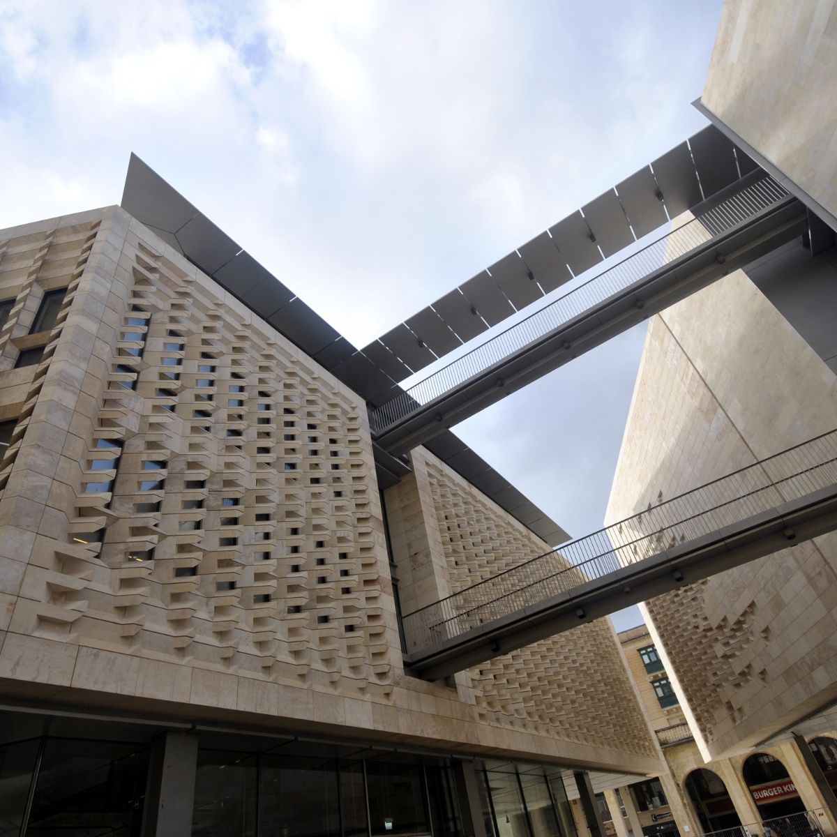 Speurtocht en rondleiding op eigen houtje door Valletta 5 Het Parlementsgebouw is een opvallend modern monument in het hart van Valletta, dat hedendaagse architectuur combineert met de historische stadsmuren van Malta en dient als de thuisbasis van het parlement van het land.