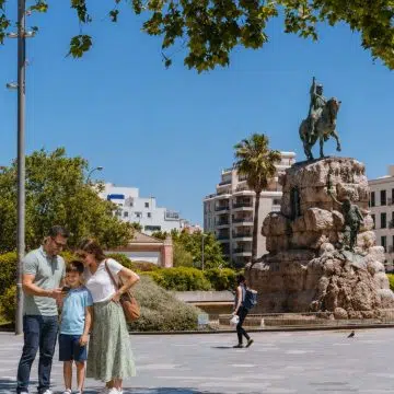 Centered around an equestrian statue of King James I, the lively Plaça d'Espanya serves as Palma's vibrant central transport hub and a bustling gateway to the city's historic avenues.