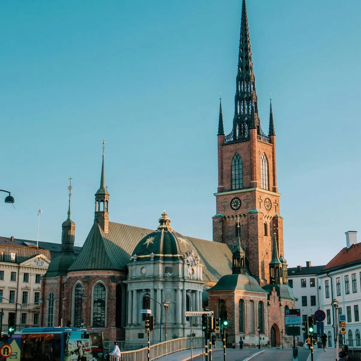 Chasse au trésor et visite libre à Stockholm 4 L'église Riddarholmen est la dernière demeure des monarques suédois et la seule abbaye médiévale qui subsiste à Stockholm, facilement reconnaissable à sa flèche en fonte. Ce monument gothique abrite dans ses murs des siècles d'histoire royale, notamment les armoiries des chevaliers de l'ordre du Séraphin.