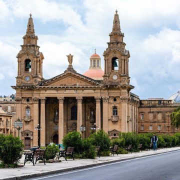 St. Publius Parish Church is een groots monument in Floriana, gewijd aan de eerste bisschop van Malta en heeft een opvallende neoklassieke gevel met twee klokkentorens. Het interieur staat bekend om de majestueuze koepel en het prachtige titelschilderij dat het martelaarschap van de heilige uitbeeldt.