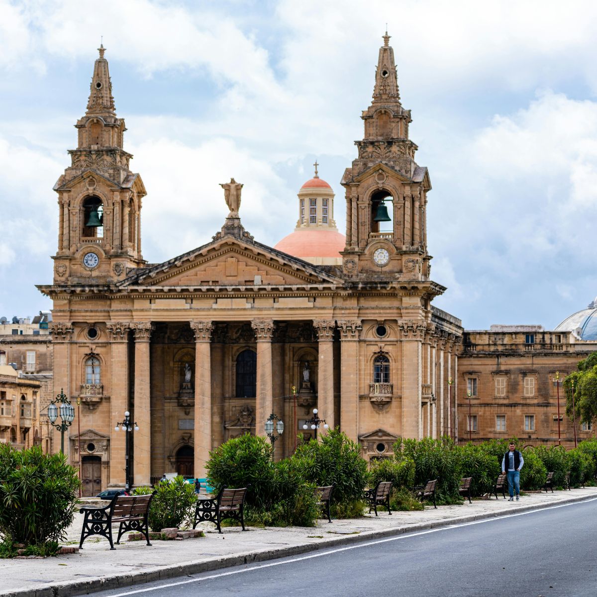 Speurtocht en rondleiding op eigen houtje door Valletta 4 St. Publius Parish Church is een groots monument in Floriana, gewijd aan de eerste bisschop van Malta en heeft een opvallende neoklassieke gevel met twee klokkentorens. Het interieur staat bekend om de majestueuze koepel en het prachtige titelschilderij dat het martelaarschap van de heilige uitbeeldt.