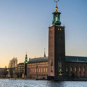 L'hôtel de ville de Stockholm est un magnifique monument en briques, célèbre pour sa tour flamboyante surmontée de trois couronnes d'or, représentant l'apogée du romantisme national suédois. Il est internationalement connu pour être le lieu du banquet des prix Nobel, avec l'étonnante salle bleue et la scintillante salle dorée, ornée de millions de carreaux de mosaïque.