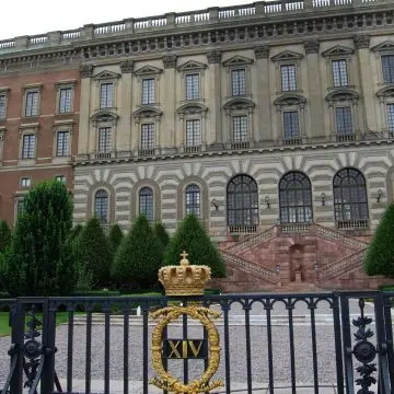 Le palais de Stockholm est la résidence officielle du monarque suédois. Il présente un magnifique design baroque et compte plus de 600 pièces. Situé à Gamla Stan, il est un symbole grandiose de l'histoire impériale du pays et accueille la spectaculaire cérémonie de la relève de la garde.