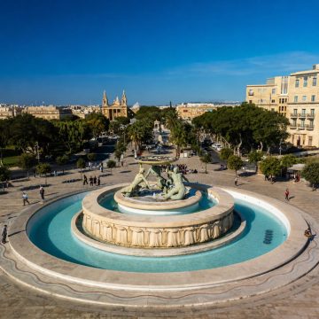 De Triton Fontein is een groots bronzen monument met drie mythologische Tritons die een massief cirkelvormig bassin vasthouden en dienen als majestueuze toegang tot Valletta. Dit monument, dat net buiten de stadspoort ligt, werd in 1959 voltooid en symboliseert Malta's diepe en blijvende verbondenheid met de zee.