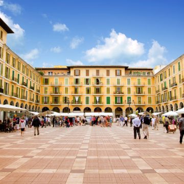 Η Plaça Major είναι μια μεγαλοπρεπής ιστορική πλατεία όπου μια μεγάλη στοά σε κίτρινο χρώμα και ζωντανές υπαίθριες αγορές δημιουργούν ένα μνημειώδες σημείο συγκέντρωσης στην καρδιά της Πάλμα.
