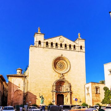 Η Basílica de Sant Francesc είναι ένα μεγαλοπρεπές γοτθικό ορόσημο, όπου η μεγαλοπρεπής πρόσοψη από ψαμμίτη και ένα εκπληκτικό μοναστήρι του 14ου αιώνα δημιουργούν ένα μνημειώδες ιερό στην ιστορική καρδιά της Πάλμα.