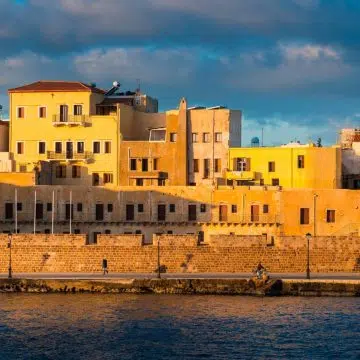 Die Festung Firkas ist eine robuste venezianische Festung, in der heute das Schifffahrtsmuseum von Kreta untergebracht ist und die einen herrlichen Blick auf die Einfahrt in den historischen Hafen von Chania bietet.