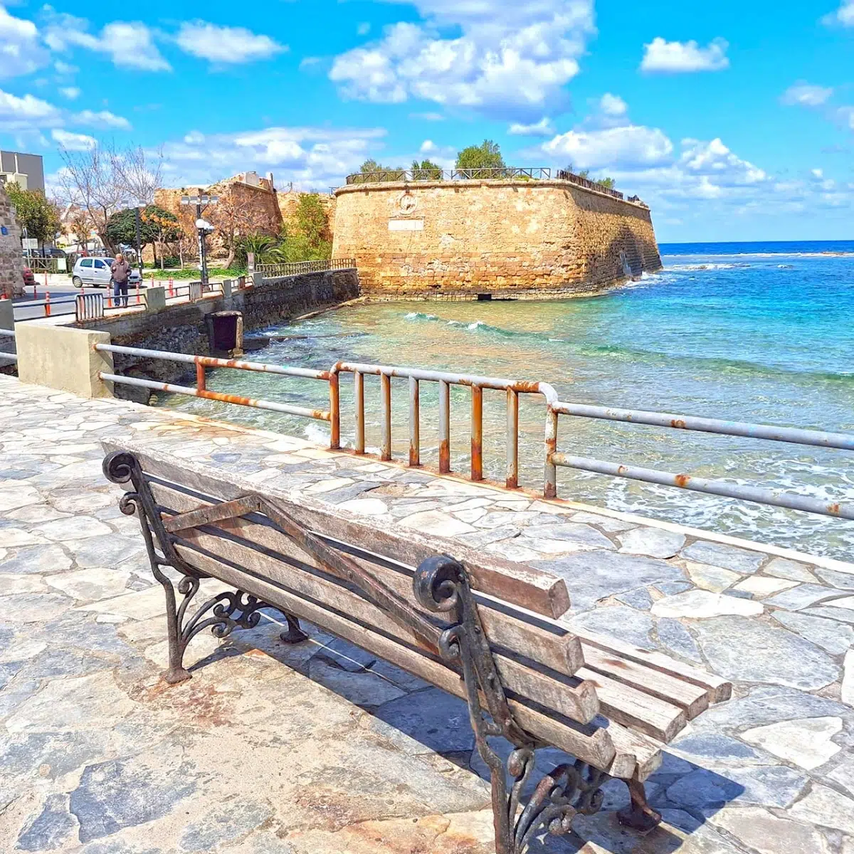Schatzsuche und Tour auf eigene Faust in Chania 2 Die Sabbionara-Bastion ist eine beeindruckende venezianische Festung mit einem selten erhaltenen, in Stein gemeißelten Markuslöwen, der den malerischen Strand von Koum Kapi überragt.