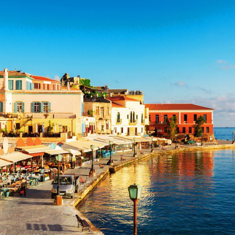 Caça ao tesouro e visita autoguiada a Chania 6 O antigo porto veneziano de Chania é um porto histórico deslumbrante onde os edifícios coloridos se reflectem maravilhosamente nas águas turquesa do Egeu.