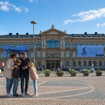 Situé face à la place de la Gare centrale, le musée de l'Ateneum, de style néo-Renaissance, abrite la plus grande collection d'art classique de Finlande, allant du XVIIIe siècle à l'époque moderne.