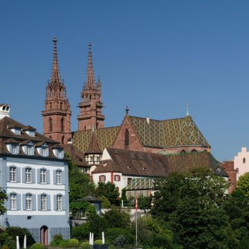 Situada no alto, sobre o Reno, no terraço da Münsterplatz, esta impressionante catedral de arenito vermelho apresenta duas torres góticas gémeas, telhas com padrões coloridos e o túmulo do famoso humanista Erasmo.