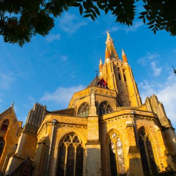 L'église Notre-Dame est une magnifique église gothique de Bruges, célèbre pour sa tour de briques élancée et l'exquise sculpture en marbre de Michel-Ange représentant la Vierge à l'Enfant.