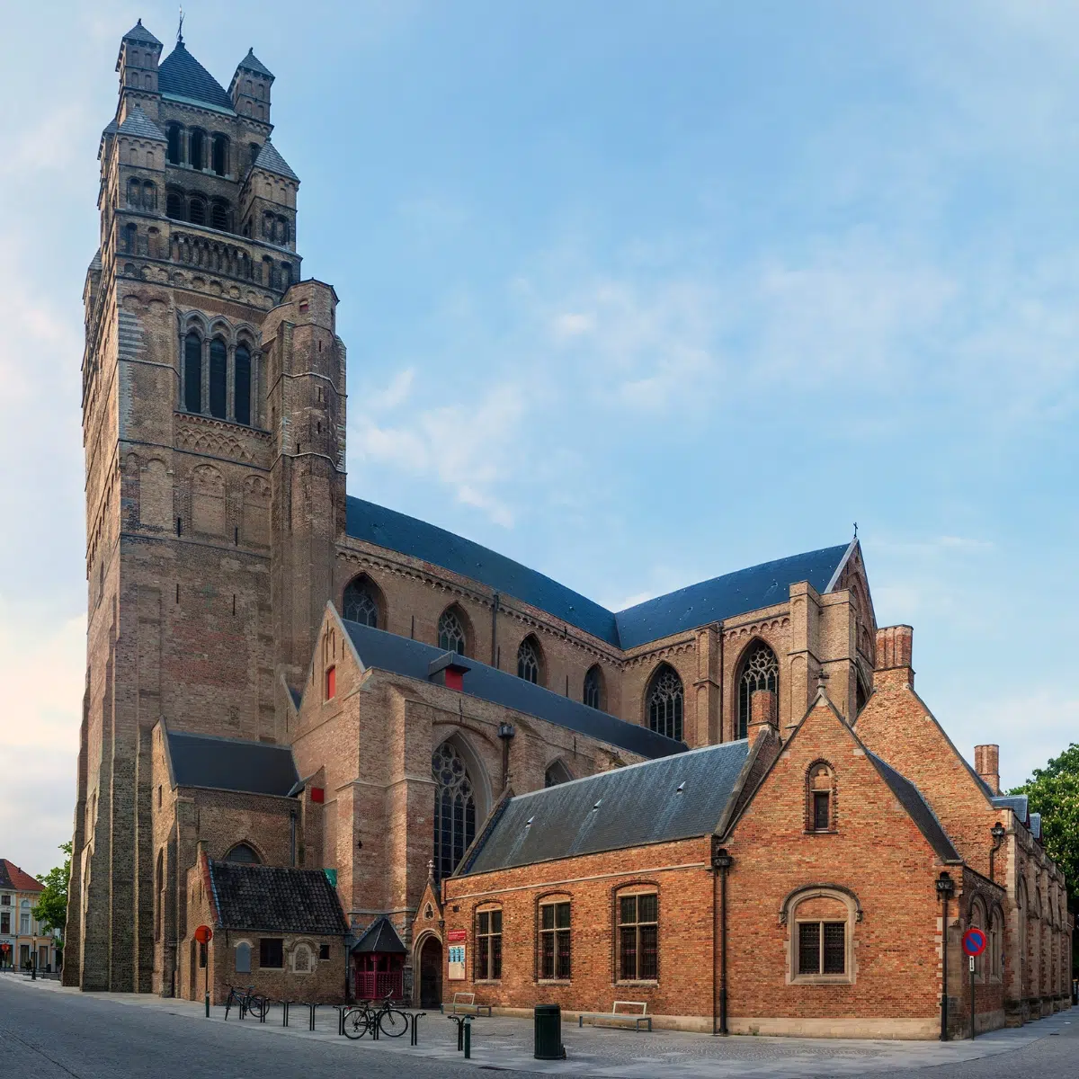 Chasse au trésor et visite guidée de Bruges 4 La Sint-Salvatorskathedraal est la plus ancienne église paroissiale et la principale cathédrale de Bruges. Elle est admirée pour son impressionnante architecture gothique, son intérieur richement décoré et sa précieuse collection d'œuvres d'art flamandes.