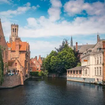Le quai du Rosaire est l'un des endroits les plus photographiés de Bruges, où les canaux pittoresques, les bâtiments médiévaux et les charmants reflets créent une vue de carte postale de la beauté historique de la ville.