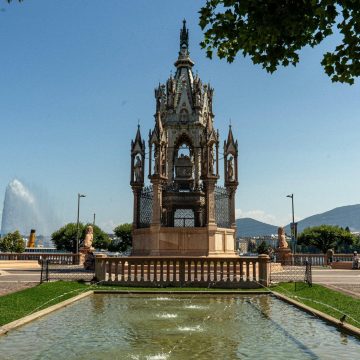 Erguendo-se graciosamente no Jardin des Alpes, junto à margem do lago, este mausoléu neogótico de arquitetura elaborada foi construído para homenagear o excêntrico Duque de Brunswick, que legou a sua imensa fortuna à cidade de Genebra.