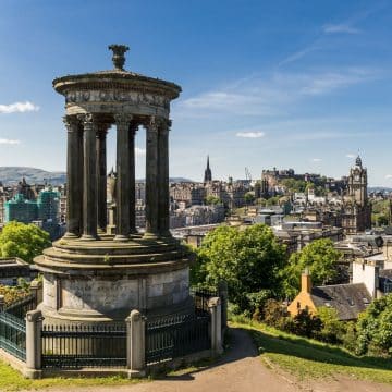 Calton Hill, à Édimbourg, est un site emblématique de la ville, couronné de monuments remarquables, d'où l'on jouit d'une vue imprenable sur la silhouette historique d'Édimbourg, Arthur's Seat et le Firth of Forth.
