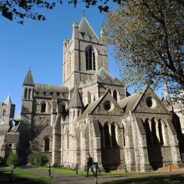 Christ Church Cathedral is een majestueus middeleeuws monument waar grote Romaanse bogen en een historische stenen crypte het oude spirituele hart van Dublin onthullen.